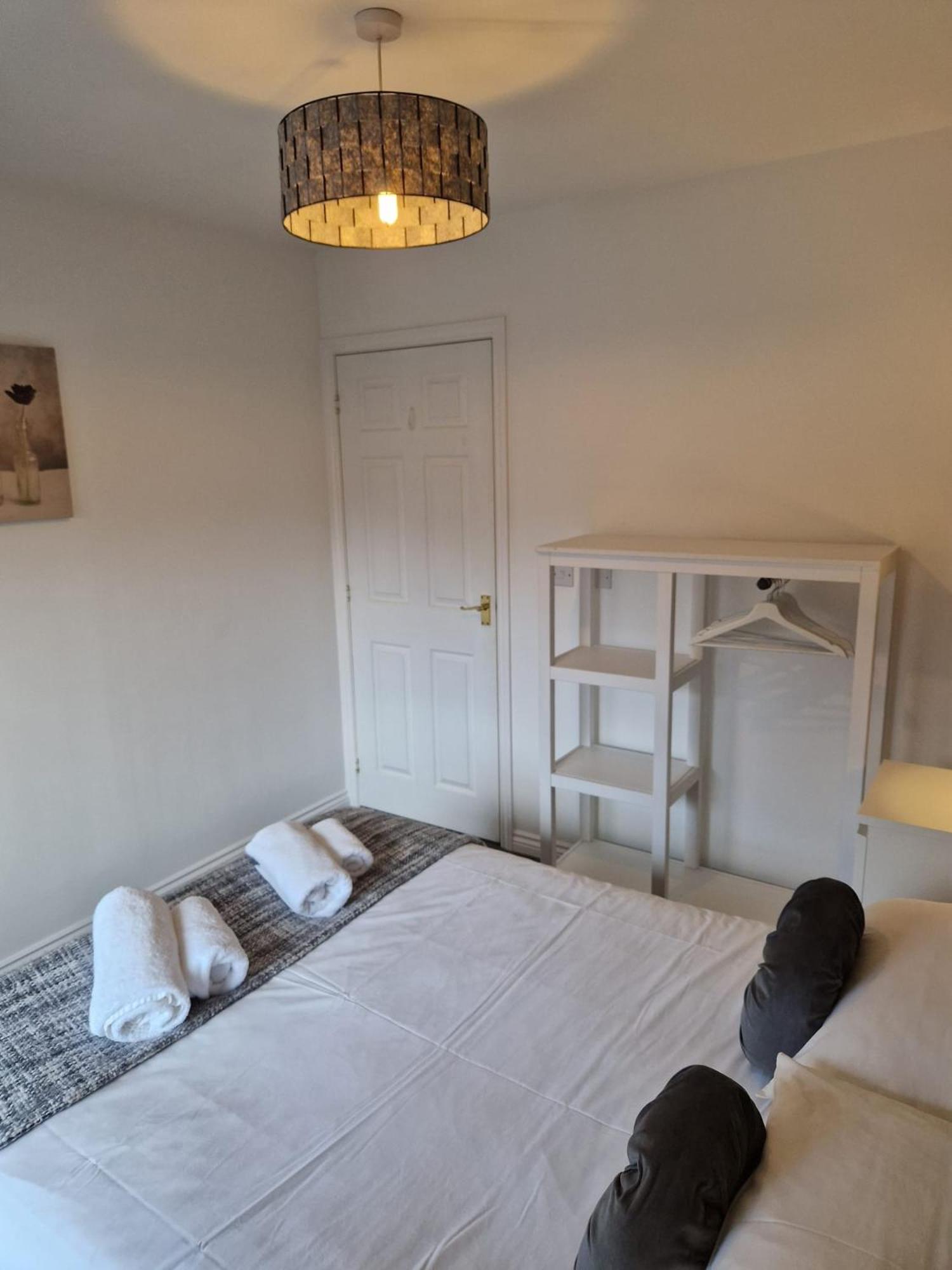 - Mayflower Coach House, Modern 2 Bedroom With Parking, Located South Of City, Suitable For Small Family, Couple Or Contractors - Sleeps Up To 5 Guests - Hosted By Rentmyhouse * Hereford